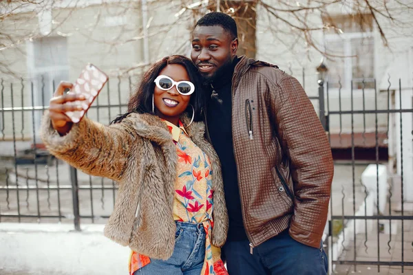 bir şehirde şık siyah kız