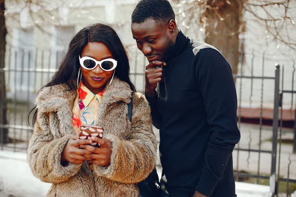 bir şehirde şık siyah kız