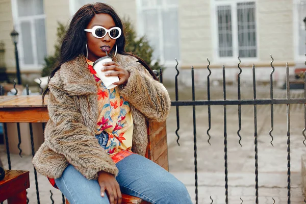 Menina preta elegante em uma cidade — Fotografia de Stock