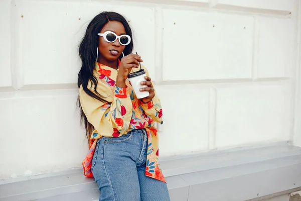 Menina preta elegante em uma cidade — Fotografia de Stock