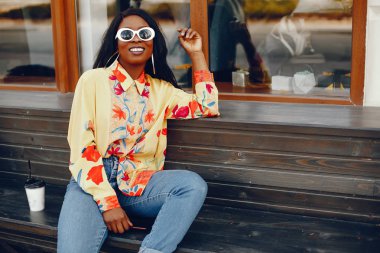 bir şehirde şık siyah kız