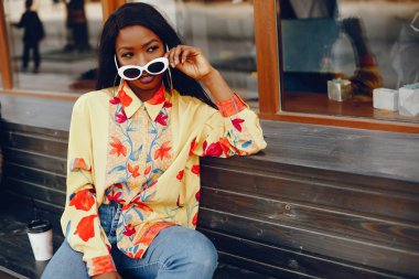 bir şehirde şık siyah kız