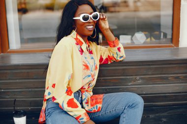 bir şehirde şık siyah kız