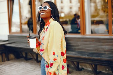 bir şehirde şık siyah kız