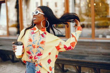 bir şehirde şık siyah kız