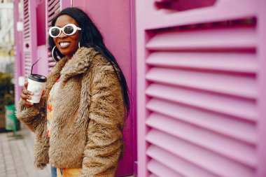 bir şehirde şık siyah kız