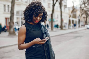 bir şehirde şık siyah kız