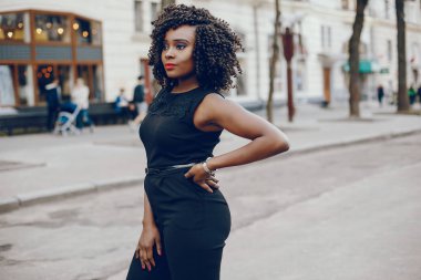 bir şehirde şık siyah kız