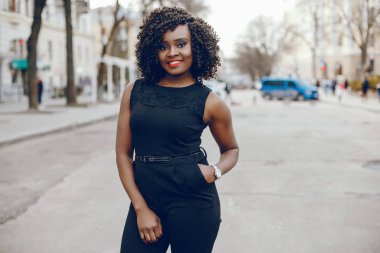 bir şehirde şık siyah kız