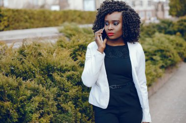 bir şehirde şık siyah kız