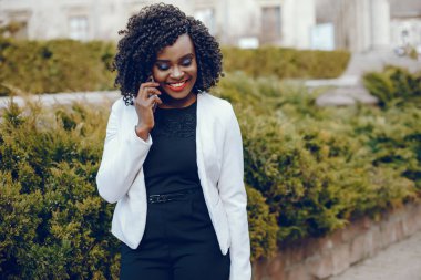 bir şehirde şık siyah kız