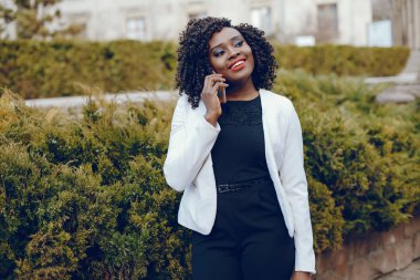 bir şehirde şık siyah kız