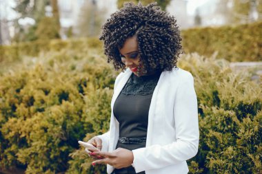 bir şehirde şık siyah kız