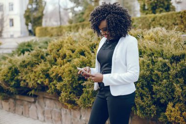 bir şehirde şık siyah kız