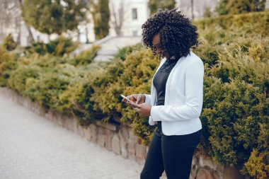 bir şehirde şık siyah kız