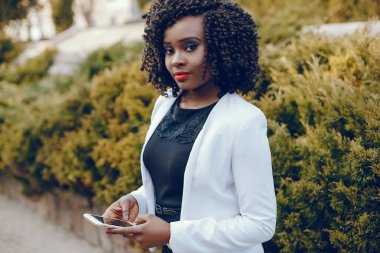 bir şehirde şık siyah kız