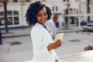 bir şehirde şık siyah kız