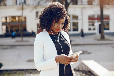 bir şehirde şık siyah kız