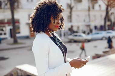 bir şehirde şık siyah kız