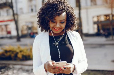 bir şehirde şık siyah kız