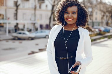 bir şehirde şık siyah kız