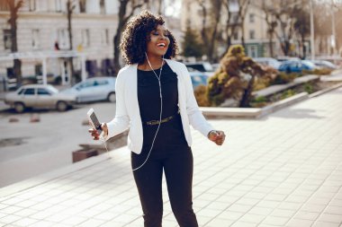 bir şehirde şık siyah kız