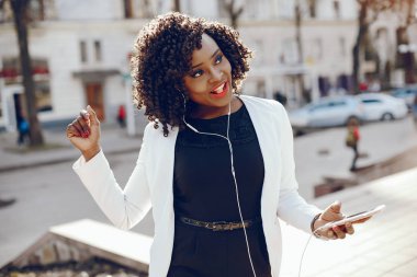 bir şehirde şık siyah kız