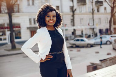 bir şehirde şık siyah kız