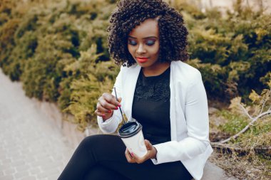 bir şehirde şık siyah kız