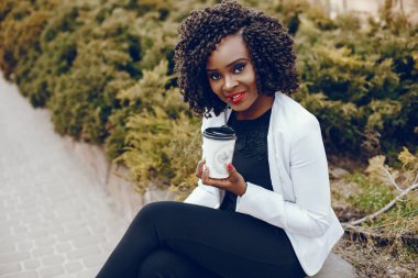 bir şehirde şık siyah kız