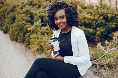 bir şehirde şık siyah kız