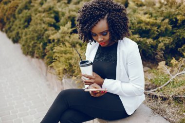 bir şehirde şık siyah kız