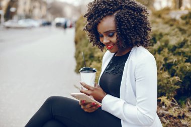 bir şehirde şık siyah kız