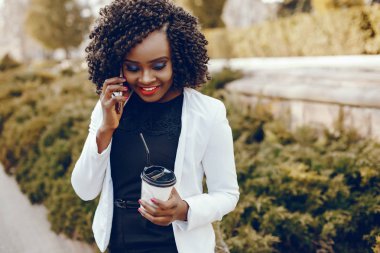 bir şehirde şık siyah kız