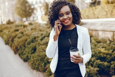 bir şehirde şık siyah kız