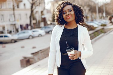 bir şehirde şık siyah kız