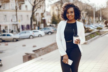 bir şehirde şık siyah kız