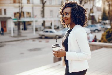 bir şehirde şık siyah kız