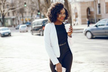 bir şehirde şık siyah kız