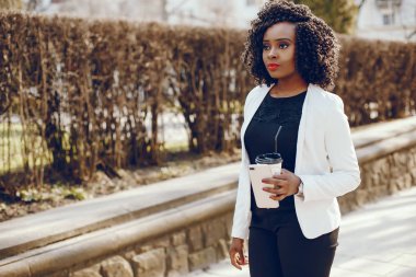 bir şehirde şık siyah kız