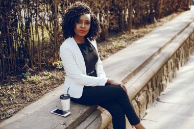 bir şehirde şık siyah kız