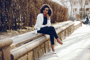 bir şehirde şık siyah kız