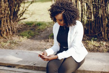 bir şehirde şık siyah kız