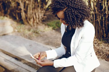 bir şehirde şık siyah kız