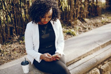 bir şehirde şık siyah kız