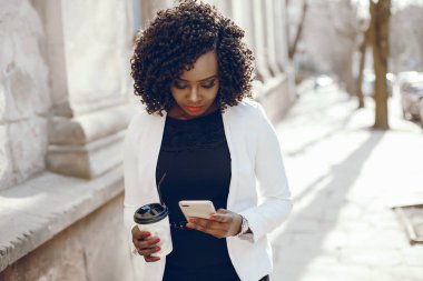 bir şehirde şık siyah kız