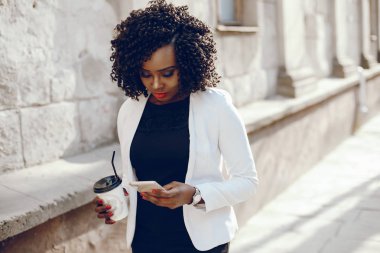 bir şehirde şık siyah kız