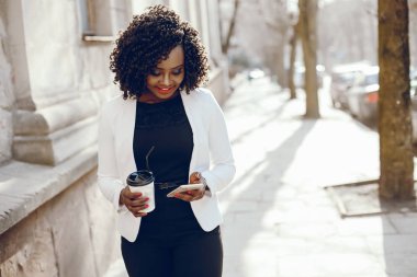 bir şehirde şık siyah kız