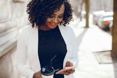 bir şehirde şık siyah kız