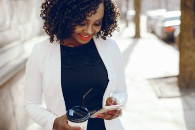 bir şehirde şık siyah kız